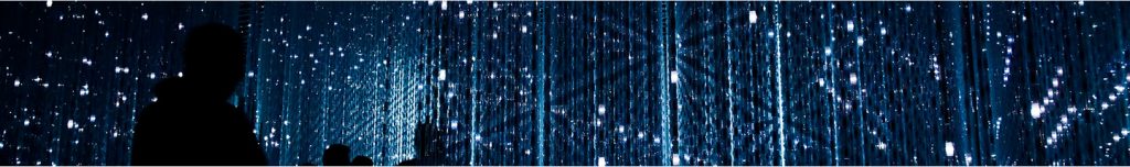 Abstraktes Lichterspiel mit blauen Lichtpunkten als visuelles Gestaltungselement